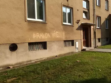 Padesát let trvající reziduum invaze armád států Varšavské smlouvy v srpnu 1968 v Olomouci – nápisy na omítce fasády bytového domu v ulici I. P. Pavlova 47: DUBČEK / ИДИТЕ DOMOJ (azbukou a latinkou – Jděte domů!) – PRAVDA VÍTĚZÍ! Snímky z 5. srpna 2018. Foto Jiří Fiala.